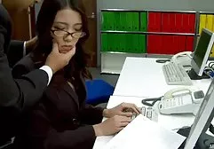 سربازان در فیلم سوپر خارجی دوبله فارسی یک کمین نشسته و عوضی لاغر را به شدت دمار از روزگار می گذرانند