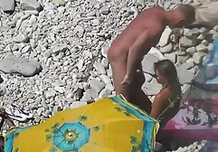 لزبین پس از جنس قرار دادن panties در سر خود را سوپر خارجی کوتاه