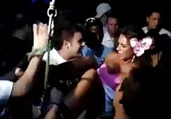 این مرد جرقه می زند و به بهترین فیلم سوپر خارجی نظر می رسد که همسرش خودش خودش را سربلند می کند