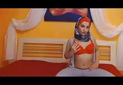 میلانا دو دختر را خوشحال کرد و با زبان فیلم سوپر خارجی کوتاه او تقدیر کرد